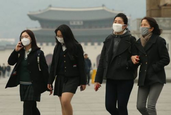 시민들이 마스크를 쓴채 서울 광화문 앞을 지나고 있다. 수도권 미세먼지 농도는 세계보건기구(WHO) 권고치의 2~3배를 넘기며 기승을 부리고 있다. - 동아일보DB 제공